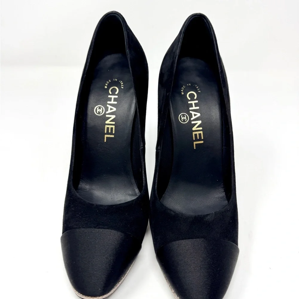 CHANEL Black Suede Pointed-Toe Pumps with Textured Metallic Heel and Trim